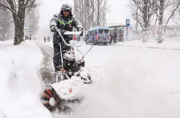 Москвич отсудил у коммунальщиков 7500 рублей за плохо убранный двор во время аномальных снегопадов