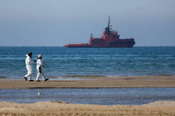 Огромное нефтяное пятно движется в сторону порта Туапсе