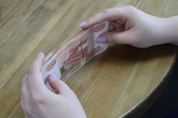 Омская школьница отдала мошенникам все деньги класса, собранные на выпускной