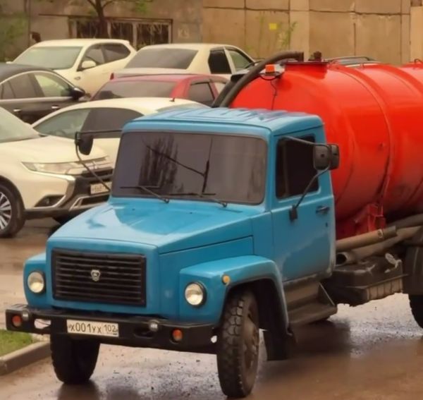 В Уфе на машине, перевозящей фекалии, заметили блатные номера