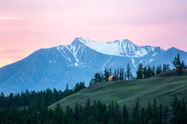 Группу альпинистов накрыло лавиной на горе Мунку-Сардык в Бурятии