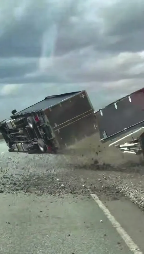 На трассе М5 под Самарой грузовик снесло ветром: видео