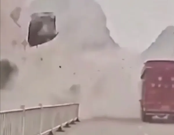 Гигантский валун снёс грузовик во время камнепада в Китае