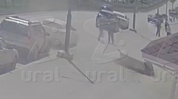 Кусок кровли упал в метре от молодой пары в Асбесте