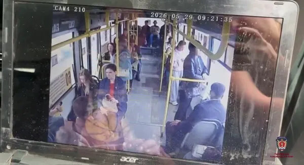 Автобус с пассажирами влетел в столб в Красноярске, момент ДТП попал на видео