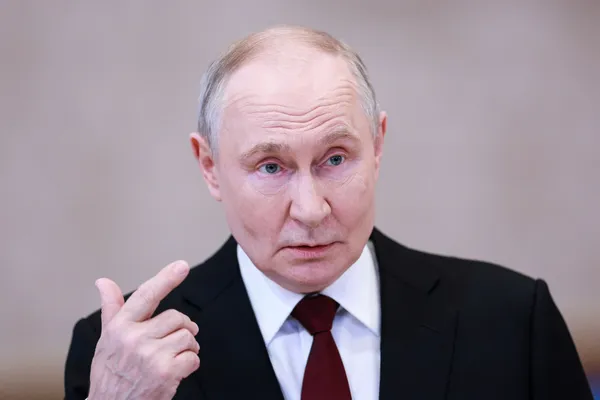 Целый ряд стран пытается отменить традиционные ценности, заявил Путин