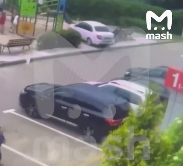 В Воронеже двухлетний ребёнок за рулём автомобиля выехал на детскую площадку