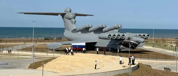 Власти Дагестана пририсовали самому большому в мире экраноплану "Лунь" морду акулы