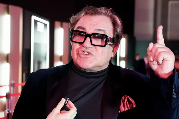 Дмитрий Дибров сбежал из больницы с переломом руки и оставил значок с цитатой Толстого