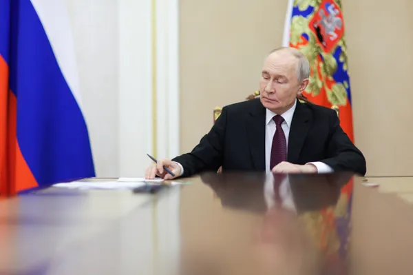 Путин подписал закон о запрете депортации иностранцев, воевавших в составе ВС РФ