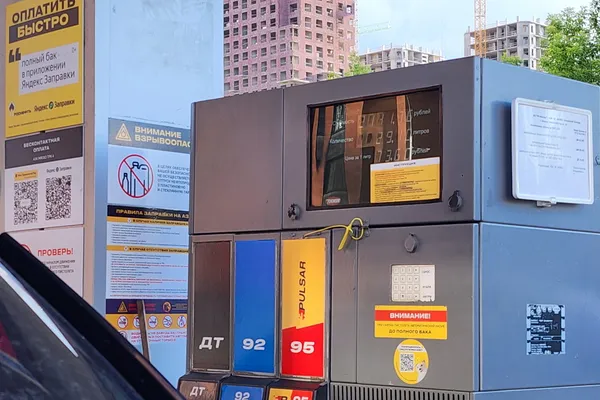 На АЗС "Роснефть" в Москве засняли перекупщиков бензина