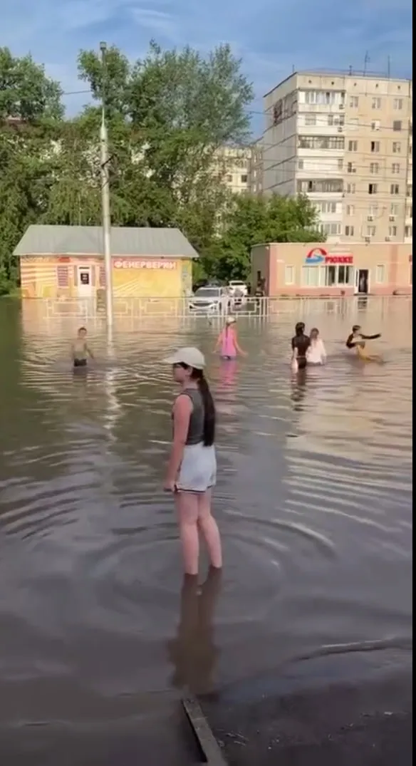 Школьники в Барнауле бросились купаться в огромной луже после дождя: видео