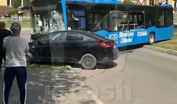 Автобус без водителя протаранил легковушку в Челнах