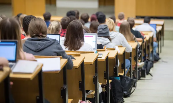 Одного из старейших преподавателей колледжа в Челябинске уволили за двусмысленный подарок студентке