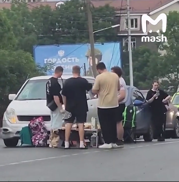 Участники ДТП во Владивостоке накрыли стол и сделали кальян прямо на дороге