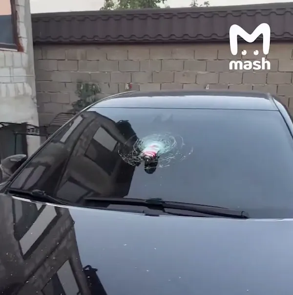 В Махачкале баллон с полиролем раскалился на жаре и пробил стекло машины