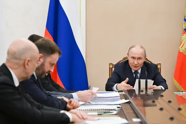 Путин назвал временными трудности, возникающие для России на топливном рынке