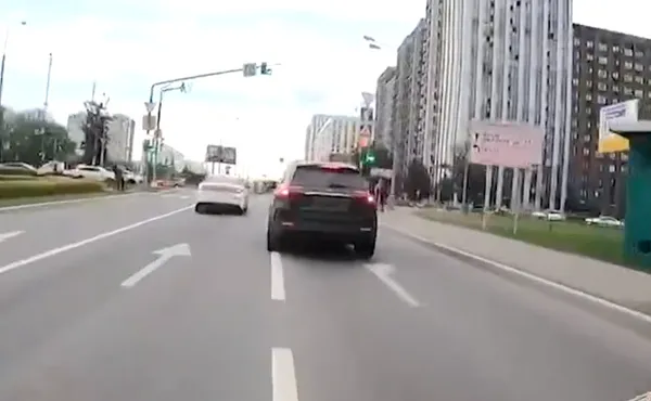 Стала известна личность девушки с авто без номеров, устроившей погоню с полицией в Москве