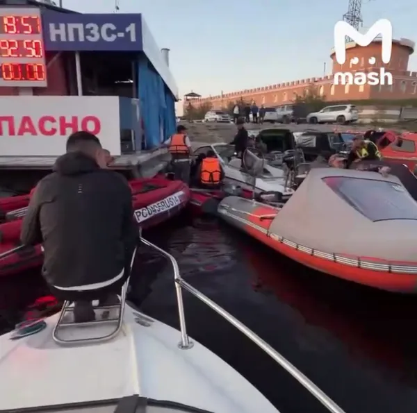 В Якутии засняли необычную очередь у плавучей заправки на станции "Лена"