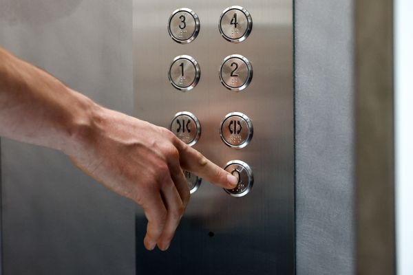 Лифты в ЖК по всей России стали чаще ломаться из-за отсутствия хороших специалистов