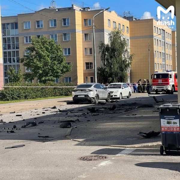В Петербурге в микрорайоне Славянка взорвалась машина, погиб водитель