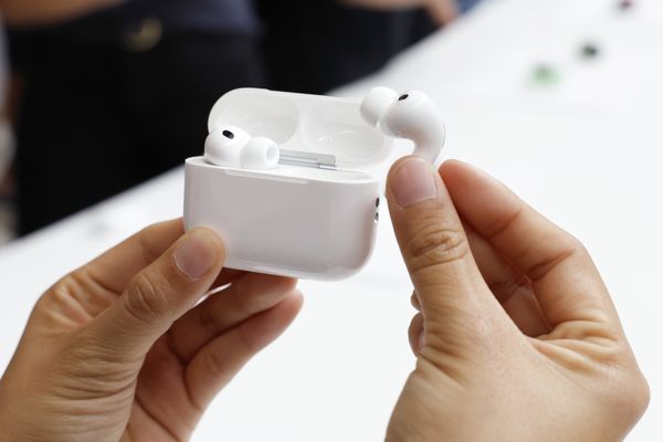 Молодёжь в России массово теряет слух из-за AirPods и других наушников-затычек