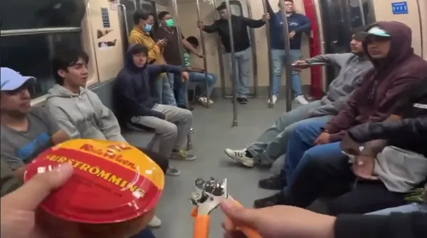 В мексиканском метро пассажир открыл банку шведских консервов из квашеной сельди