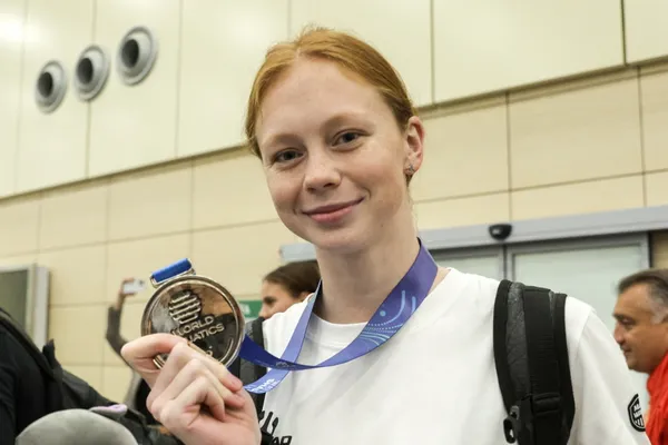 Глава Обнинска подарил пряник и мочалку Алине Гайфутдиновой, выигравшей бронзу на чемпионате Европы
