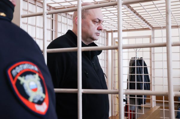 Экс-губернатор Курской области Алексей Смирнов получил выговор за мат в колонии