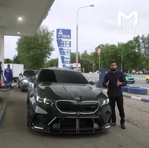 На некачественный бензин с заправок блогера-миллионника Аско пожаловались москвичи