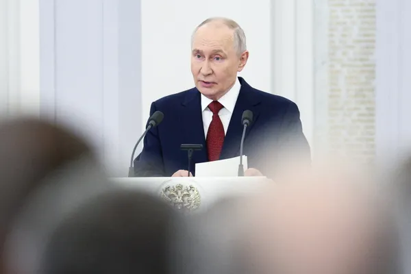 Путин заявил, что Россия не будет бегать по всему миру и клянчить подачки с протянутой рукой