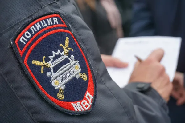 Сотню подростков-руферов в противогазах забрали в отдел полиции в Сургуте