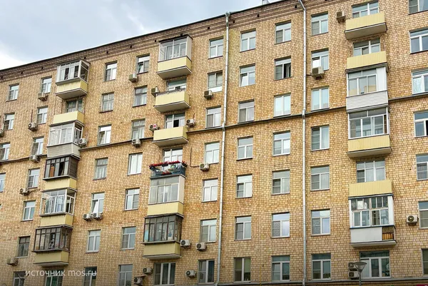 Больше 850 домов с венчающими карнизами обновили в Москве по программе капремонта