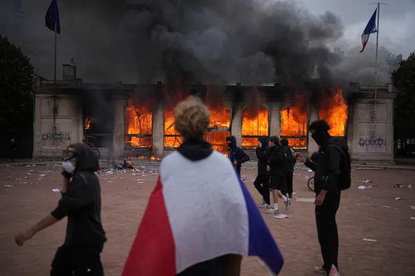 Беспорядки во Франции: что происходит в Париже и как бунты повлияют на президентские выборы