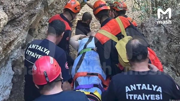 Туристка из России сорвалась с шестиметровой высоты около водопада в Турции