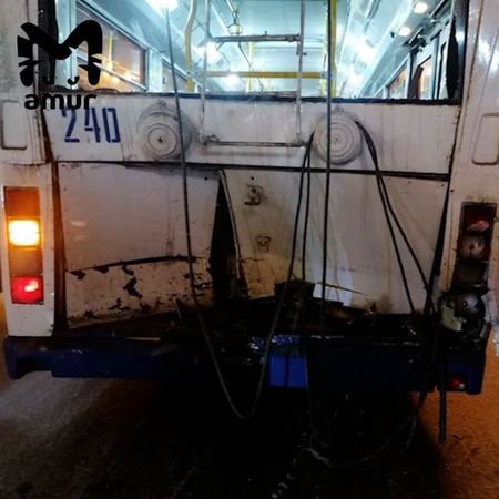 Гололёд после весеннего снегопада в Хабаровске помешал пожарным — их автомобиль из-за скользкой дороги врезался в троллейбус