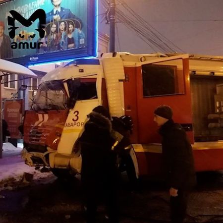 Гололёд после весеннего снегопада в Хабаровске помешал пожарным — их автомобиль из-за скользкой дороги врезался в троллейбус