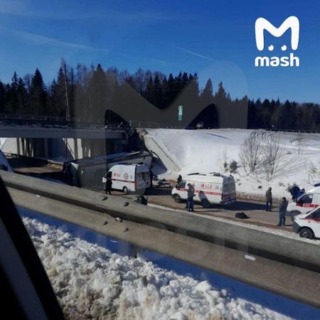В Московской области пассажирский автобус упал с моста