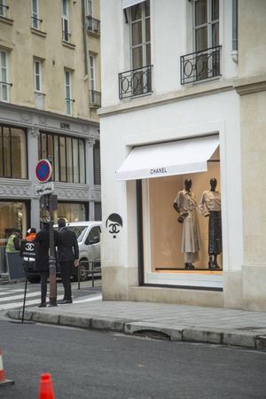 На стенах парижского бутика перерисовали логотип Chanel в портрет Гитлера — из-за русофобских действий компании
