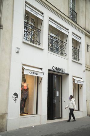 На стенах парижского бутика перерисовали логотип Chanel в портрет Гитлера — из-за русофобских действий компании