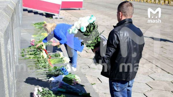 В Риге коммунальщики с трактором убирают цветы, оставленные у Монумента освободителям