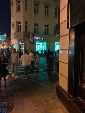 11. Патриаршие Пруды. Угол Спиридоньевского переулка. За трубой.