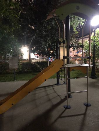 10. Под крышей горки на Маросейке. Напротив Harat's Pub.