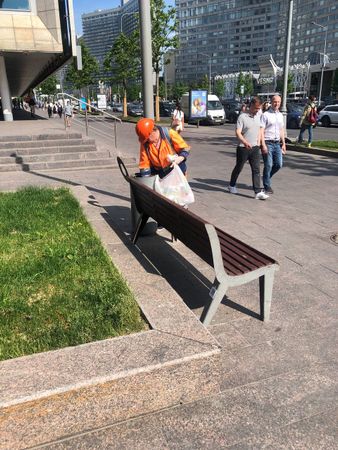 3. Скамеечка рядом с к/т "Октябрь".