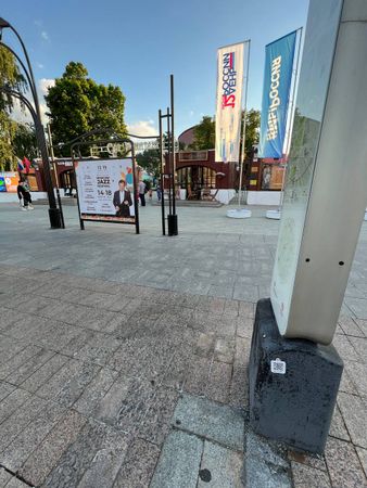 7. Информационная колонна у входа в Сад Эрмитаж.