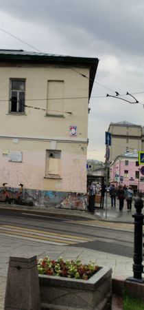 14. Чистые пруды. Возле мемориальной доски гостиницы у Покровских ворот. За углом.