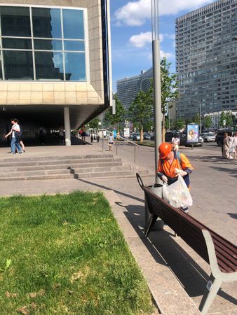 3. Скамеечка рядом с к/т "Октябрь".