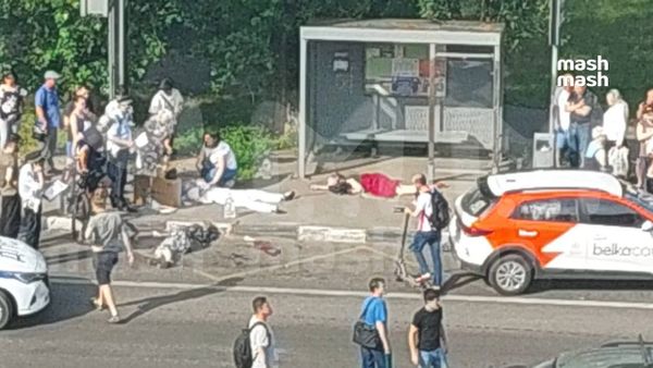 В Люберцах машина вылетела на тротуар и сбила пешеходов на остановке