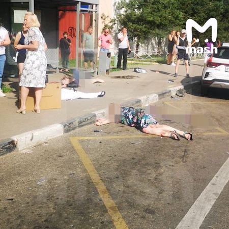 В Люберцах машина вылетела на тротуар и сбила пешеходов на остановке