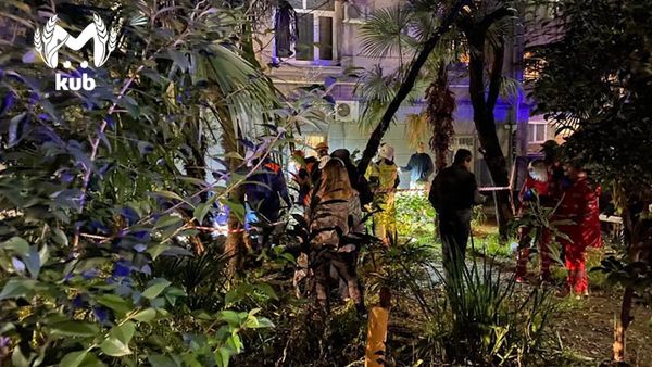 Балкон четвёртого этажа рухнул в центре Сочи, два жильца погибли